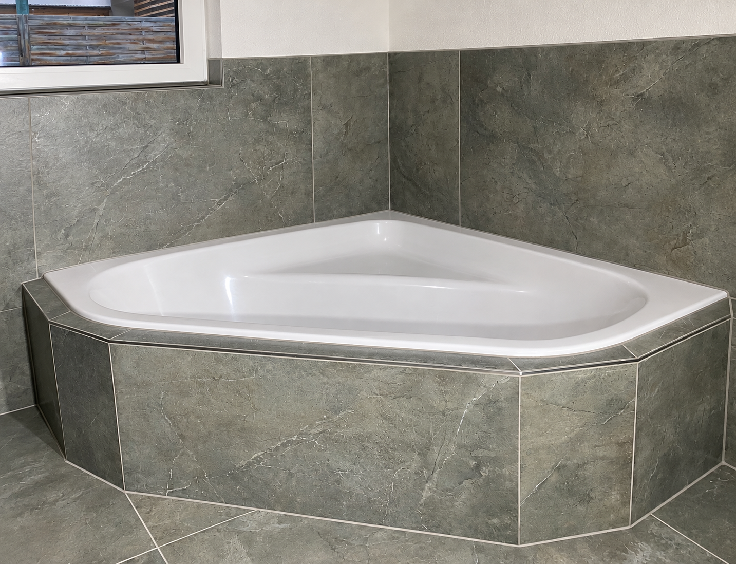 Faithful retouch of a tiled corner bathtub